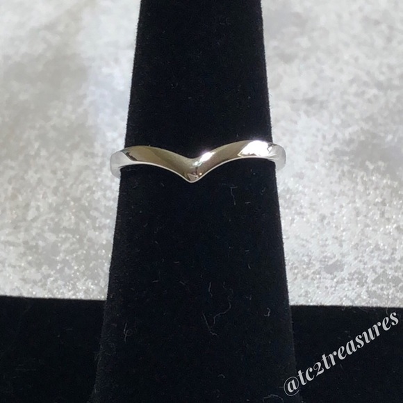 925 Minimalist Chevron Ring - Picture 2 of 6
